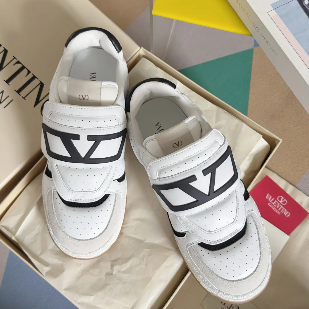 [Valentino] P: 880💰 Couple model, size: ▪️Size: Women's model 35-40 / Men's model 39-44 (45 customized) Valentino Valentino Couple model Joie de Jouer series Velcro Thick sole Bread shoes Couple model Casual sports shoes White shoes Original purchase and development Production Joie de Jouer series The style is simple but not out of style. The pure white base is paired with fresh green and soft beige, and the unique Velcro design highlights your personality. Every detail tells the fashion and quality. Wear it, take a confident step, and start the fashion journey. Exquisite packaging at the delivery counter🛍📦 ▪️Fabrics: Original custom imported first-layer cowhide ▪️Inner lining: Original custom-made soft sheepskin lining ▪️Outsole: Original open-molded anti-slip TPU material ▪️Sole thickness: 3.5CM